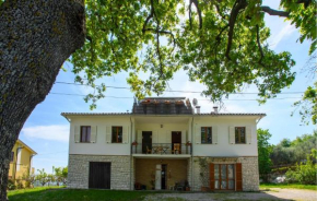 4 Bedroom Cozy Apartment In Montefelcino